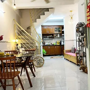 Ms. Hoa Ho-Chi-Minh-Stadt